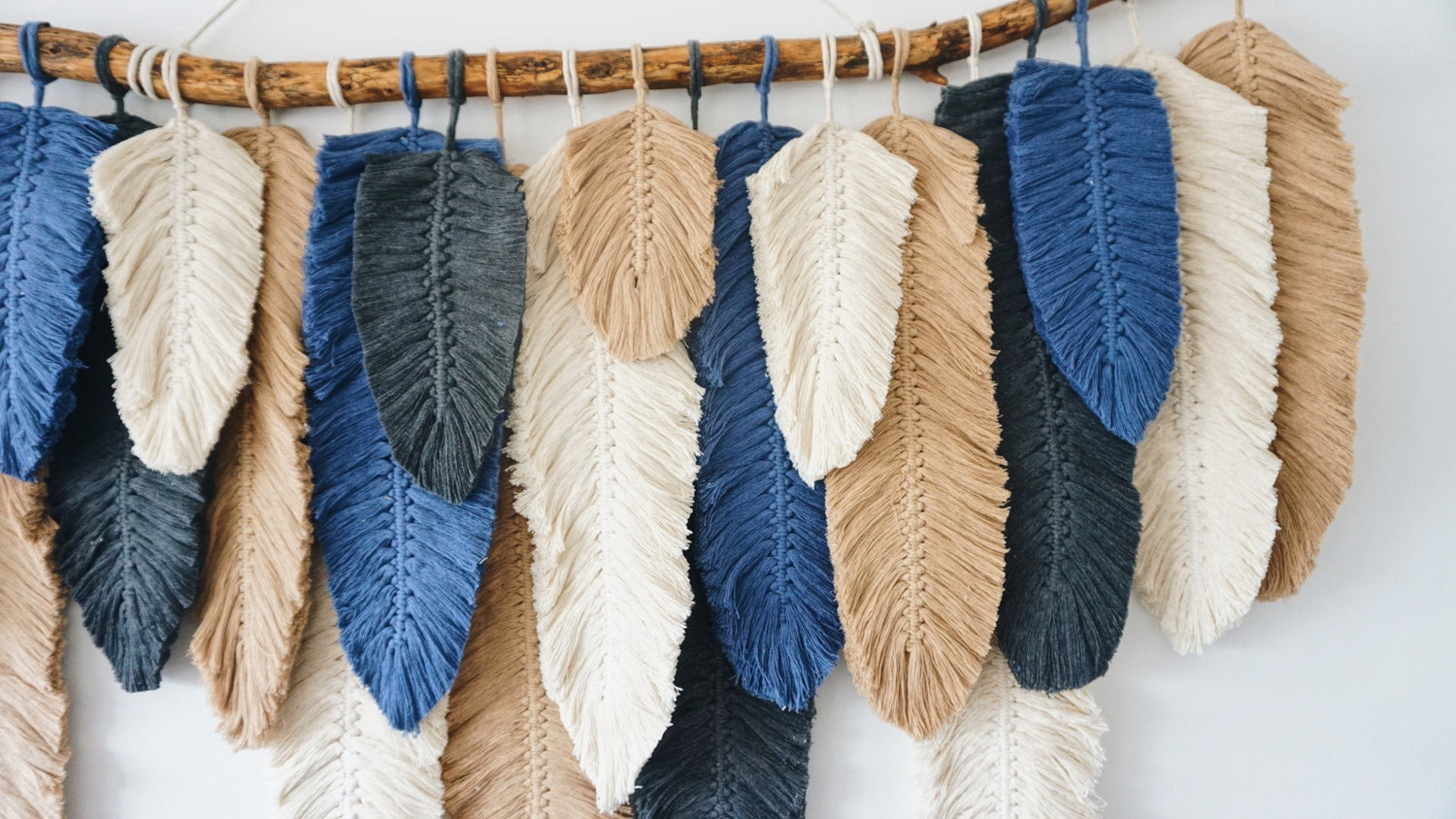 Tapiz plumas de macramé